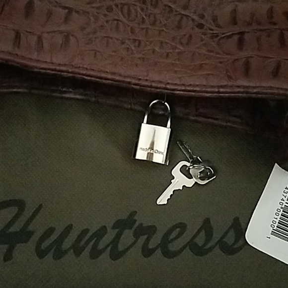 Foxy Huntress Concealed Weapon Purse - Picture 8 of 8